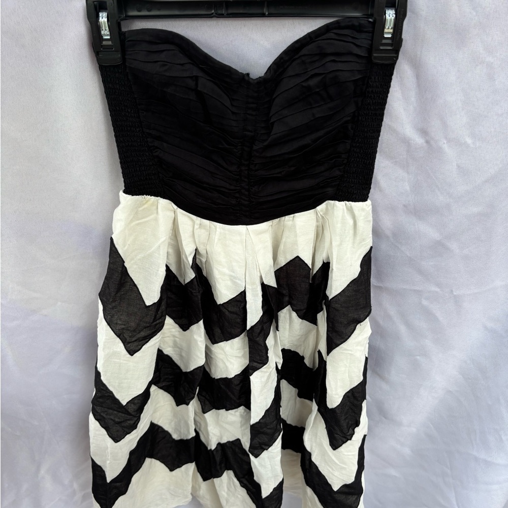 Chic Strapless Black and White Chevron Dress